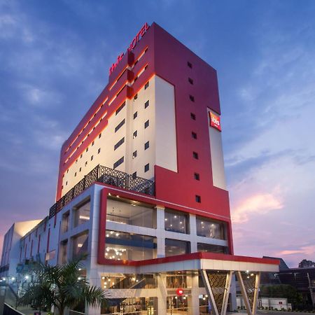 Ibis Pontianak City Center Exterior foto